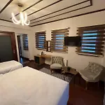 Palmera Art House *